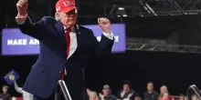 Trump nel comizio in Arizona: 'I dem vogliono evirare i vostri figli'