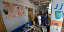 Crolla il tetto di una scuola in Pakistan, muoiono 33 bimbi e un'insegnante