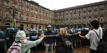 Gli studenti in piazza, cortei in tutta Italia. A Torino lancio di sassi contro gli agenti