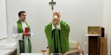 Il Papa in recupero, ha celebrato la messa. Diffuse le prime foto dal ricovero