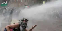 Corteo studenti Torino, lancio di sassi contro gli agenti