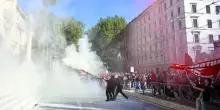Gli studenti in piazza per il 'No Meloni Day', cortei in tutta Italia. A Roma bruciate le bandiere di Usa e Israele