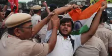 'Partito delle blatte' protesta a New Delhi, 'basta attacchi ai diritti democratici'