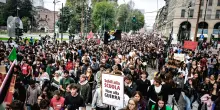 Universitari manifestano a Torino, 'se non cambia sar&agrave; come in Francia'