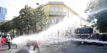 Scontri a Tirana, molotov contro Banca centrale e Corte suprema