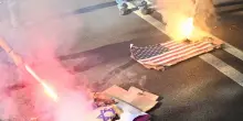 Liceali in corteo a Roma bruciano bandiere di Usa e Israele