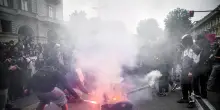 Corteo scuola a Torino, bruciato un carro armato di cartone