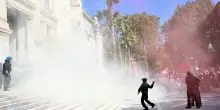 Al corteo a Roma incappucciati lanciano bombe carta, poi petardi contro il ministero