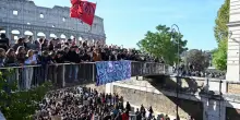 Gli studenti in piazza per il 'No Meloni Day', cortei in tutta Italia. A Torino lancio di uova contro la polizia