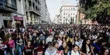Studenti in corteo a Milano con foto di Meloni e Tajani a testa in gi&ugrave;