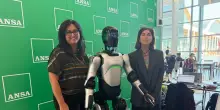 A Ttg l'intervista al robot umanoide: 'Non provo emozioni, ma imparo da voi'