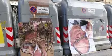 Sciopero scuola, sagome di Meloni e Valditara a testa in gi&ugrave; a Genova