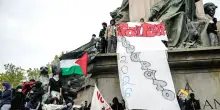 Studenti su monumento a Vittorio Emanuele II, slogan contro Vannacci