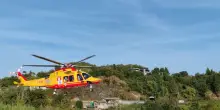 Cade da impalcatura in cantiere edile ad Ascoli, grave operaio 22enne