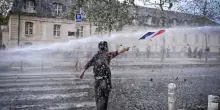 Media, blitz dei manifestanti francesi contro la sede di CNews