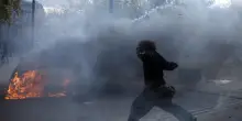 Un manifestante perde la mano per una granata della polizia a Saint-Etienne