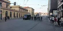 Scontri davanti stazione Bologna tra giovani manifestanti e forze ordine