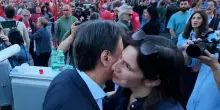 Abbraccio Conte-Schlein in piazza: 'Prepariamo l'alternativa'