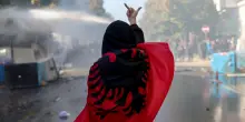 Sale la tensione a Tirana, molotov contro Banca centrale e Corte suprema