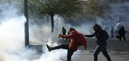 Nuovi scontri e saccheggi a Parigi