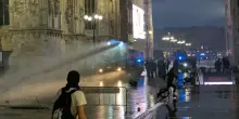 Scontri in Duomo, Polizia avanza con gli idranti