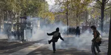 Violenti scontri con la polizia a margine del corteo a Parigi