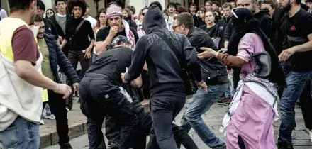A Milano lancio di sassi e cariche della polizia, feriti e fermati. A Torino parapiglia tra i manifestanti