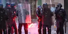 Due cortei non autorizzati dispersi a Parigi e incidenti a Lione e Marsiglia, 61 fermi