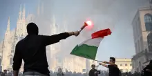 A Milano lancio di sassi e cariche della polizia, feriti e fermati. Scontri a Torino e a Bologna