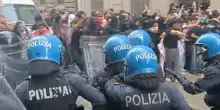 Corteo a Milano, lancio di sassi e cariche della polizia