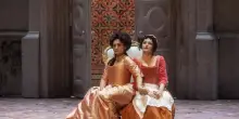 Nozze di Figaro, folla e applausi a scena aperta per la prima al Carlo Felice