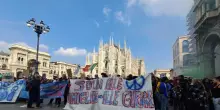 Corteo a Milano, lancio di sassi contro la polizia. La Via maestra in piazza a Roma: 'Lavoro, pace, Costituzione'