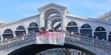 Studenti sul ponte di Rialto a Venezia, 'caro Veneto quanto ci costi'