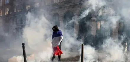 La polizia francese: 'Numero record di 855 fermi a Parigi durante le proteste'