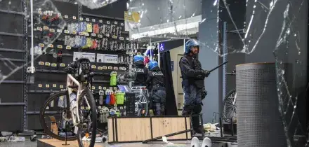 Scontri a Milano, 4 maggiorenni restano in carcere e uno va ai domiciliari
