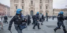 Presidio centrodestra a Milano, momenti di tensione con alcuni giovani