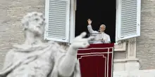 Il Papa si affaccia per l'Angelus: "Riprender&ograve; le attivit&agrave; gradualmente"
