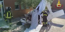 Ultraleggero si schianta contro un capannone a Recanati, due feriti gravi