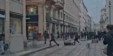 Giovani di nuovo in piazza a Milano sfondano le vetrine