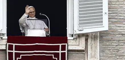 Il Papa si affaccia per l'Angelus: "Riprender&ograve; le attivit&agrave; gradualmente"