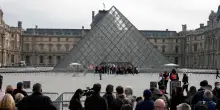 Il premier Lecornu ordina l'attuazione di 'diversi coprifuoco'. I manifestanti bloccano l'accesso al Louvre