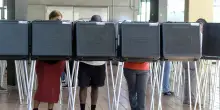 Boom del voto anticipato in alcuni Stati chiave per le midterm Usa, dem in vantaggio