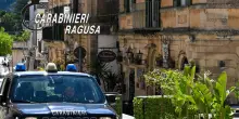 Tenta d'investire la ex e il suo compagno, arrestato nel Ragusano