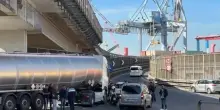 ++ Protesta tir, bloccato varco al porto di Napoli ++
