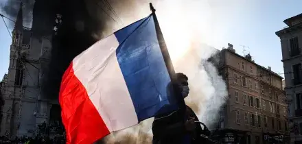 Macron: 'C'&egrave; chi fa campagna elettorale sulle nostre spalle'. I sindacati verso lo sciopero generale dal 5 novembre