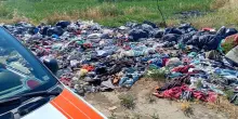 In torrente del Foggiano chilometri di scarti di abiti usati abbandonati