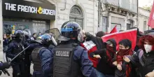 Protesta studenti, salgono a 100 le scuole chiuse in Francia, gi&agrave; 150 i fermati