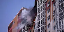 Traffico in tilt a Kiev dopo gli attacchi russi ai ponti. Zelensky: 'Usa e Ue non fanno abbastanza'