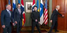 In corso l'incontro tra Zelensky e Witkoff a Oslo. Il Nyt: 'Trump vuole imporgli l'intesa'. Ancora raid
