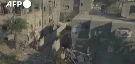 A tre anni di distanza si scava ancora tra le macerie di Gaza